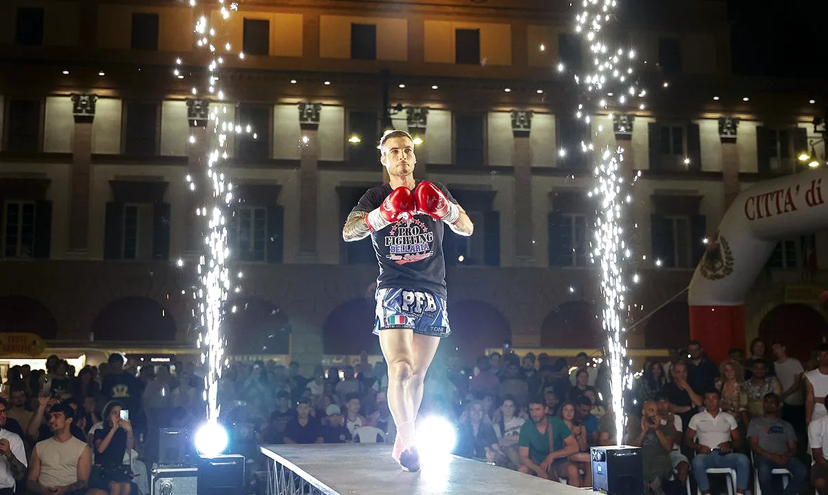 Entrata atleta sul ring da combattimento su passerella con fiamme Galleria • Combat Camp Cesenatico Entrata atleta sul ring da combattimento su passerella con fiamme Galleria • Combat Camp Cesenatico