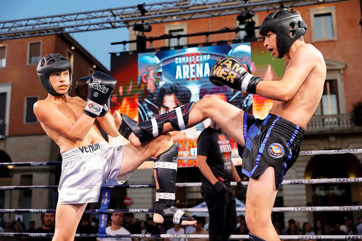 Atleti dilettanti di kickboxing che combattono Galleria • Combat Camp Cesenatico Atleti dilettanti di kickboxing che combattono Galleria • Combat Camp Cesenatico